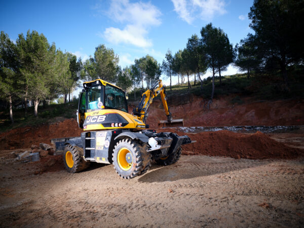 pelleteuse jaune collectant des déchets sur un chantier