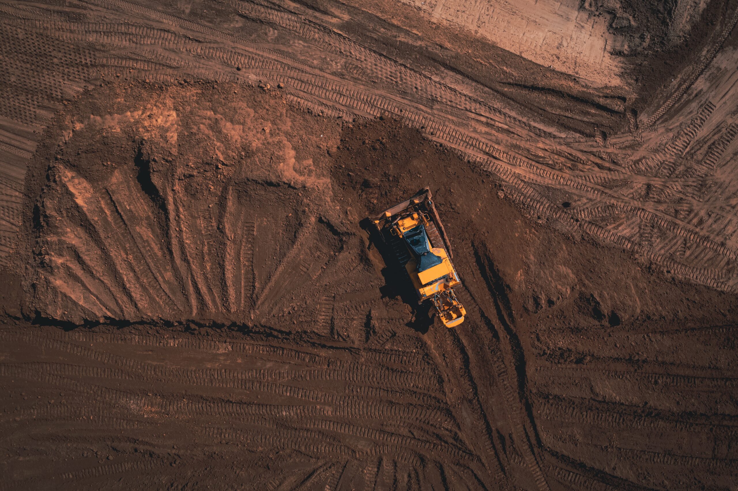 tracteur vue de haut dans carrière en terre