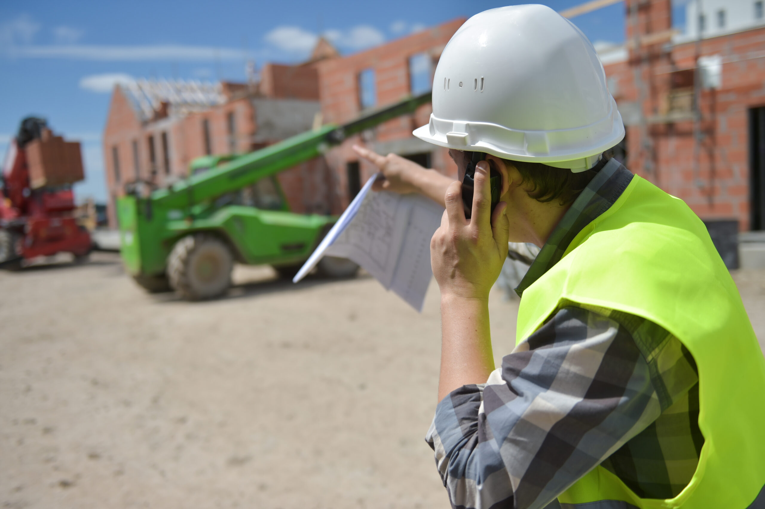 travailleur masculin bulldozer derriere chantier construction